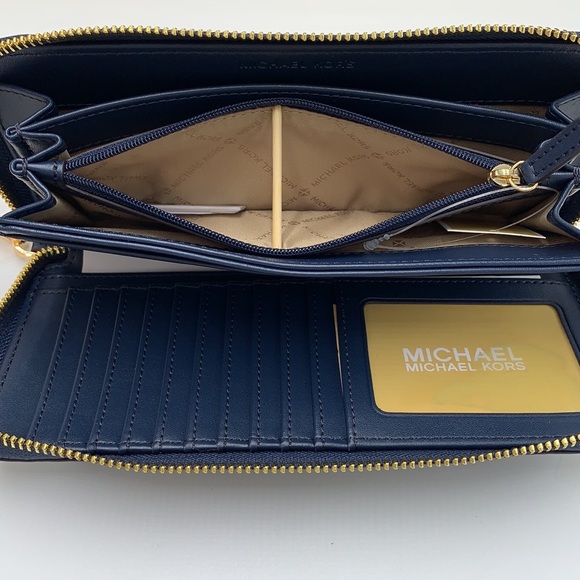 MICHAEL KORS Large Travel Continental
Leather WALLET WRISTLET
NAVY COLOR - Picture 12 of 13